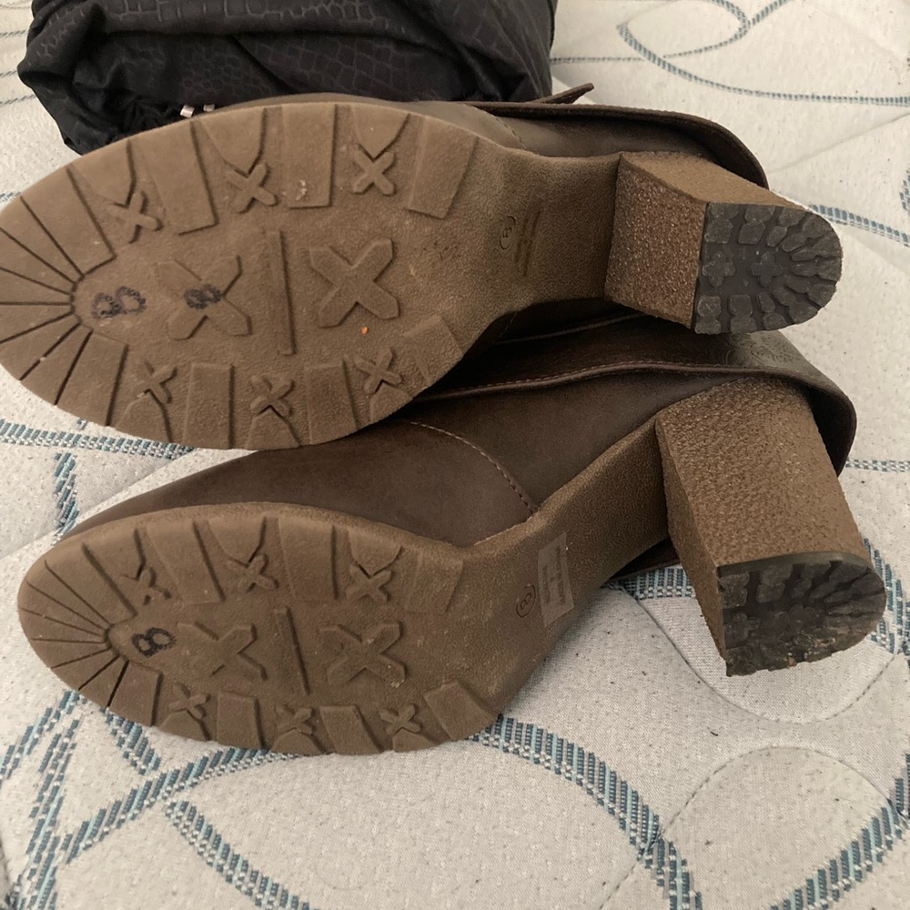 Muk Luks embossed cuff boots - Picture 5 of 7
